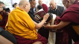 ༸གོང་ས་༸སྐྱབས་མགོན་ཆེན་པོ་མཆོག་གིས་འཛམ་གླིང་ཡུལ་གྲུ་གང་ས་ནས་ཕེབས་པའི་དད་ལྡན་པ་ ༤༣༠ ལ་མཇལ་ཁ་སྩལ་བ།