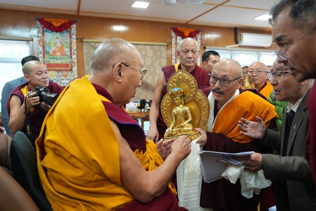 གཡུང་དྲུང་བོན་གྱི་བསྟན་པའི་མཛེས་རྒྱན་ཡོངས་འཛིན་སློབ་དཔོན་བསྟན་འཛིན་རྣམ་དག་རིན་པོ་ཆེ་དགུང་ལོ་༡༠༠ཕེབས་པ་དང་བསྟུན་ཁོང་གི་སྐུ་ཚབ་ནས་༸གོང་ས་མཆོག་གི་མཇལ་ཁ་ཞུས་པ།