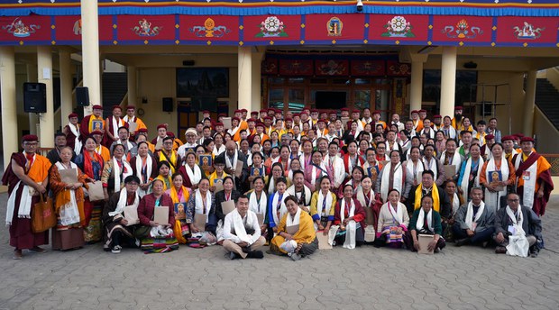 ༸གོང་ས་༸སྐྱབས་མགོན་ཆེན་པོ་མཆོག་གིས་འབྲུག་པ་བཀའ་བརྒྱུད་ཀྱི་བརྟན་བཞུགས་བསྟར་འབུལ་ཞུས་མཁན་གཙོས་པའི་དད་ལྡན་པ་ཁག་གཅིག་ལ་མཇལ་ཁ་སྩལ་བ། ༸གོང་ས་༸སྐྱབས་མགོན་ཆེན་པོ་མཆོག་གིས་འབྲུག་པ་བཀའ་བརྒྱུད་ཀྱི་བརྟན་བཞུགས་བསྟར་འབུལ་ཞུས་མཁན་གཙོས་པའི་དད་ལྡན་པ་ཁག་གཅིག་ལ་མཇལ་ཁ་སྩལ་བ།