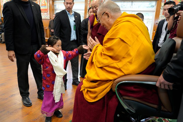 ༸གོང་ས་༸སྐྱབས་མགོན་ཆེན་པོ་མཆོག་གིས་བཞུགས་སྒར་དུ་རབ་གནས་ཤིང་སྦྲུལ་ལོའི་མཇལ་ཁ་མཐའ་མ་སྩལ་བ།