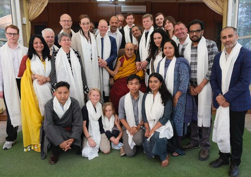 ༸གོང་ས་༸སྐྱབས་མགོན་ཆེན་པོ་མཆོག་གིས་ཧྥི་ཌི་རིཀ་ནོར་མན་རོགས་ཚོགས་ཀྱི་ཚོགས་འཐུས་ཁག་ཅིག་ལ་མཇལ་ཁ་སྩལ་སྐབས། ༢༠༢༥།༠༤།༢༨ ཉིན།
