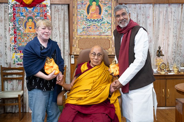 ༸གོང་ས་མཆོག་ནས་ནོ་སྦེལ་ཞི་བདེའི་གཟེངས་རྟགས་བཞེས་མཁན་དང་མཇལ་འཕྲད་ཀྱིས་འགྲོ་བ་མི་གཅིག་གྱུར་གྱི་བསམ་བློ་གོང་སྤེལ་དགོས་པའི་བཀའ་སྩལ།