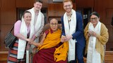 སྤྱི་ནོར་༸གོང་ས་༸སྐྱབས་མགོན་ཆེན་པོ་མཆོག་གིས་འཇར་མན་དང་སི་ཀོ་ཊ་ལན་ཌི་གྲོས་ཚོགས་འཐུས་མི་ཁག་གཅིག་ལ་མཇལ་ཁ་སྩལ་བ།
