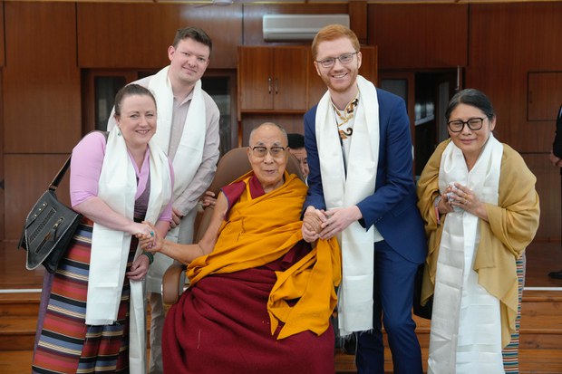 སྤྱི་ནོར་༸གོང་ས་༸སྐྱབས་མགོན་ཆེན་པོ་མཆོག་གིས་འཇར་མན་དང་སི་ཀོ་ཊ་ལན་ཌི་གྲོས་ཚོགས་འཐུས་མི་ཁག་གཅིག་ལ་མཇལ་ཁ་སྩལ་བ། སྤྱི་ནོར་༸གོང་ས་༸སྐྱབས་མགོན་ཆེན་པོ་མཆོག་གིས་འཇར་མན་དང་སི་ཀོ་ཊ་ལན་ཌི་གྲོས་ཚོགས་འཐུས་མི་ཁག་གཅིག་ལ་མཇལ་ཁ་སྩལ་བ།