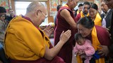 འཕགས་བོད་ས་མཚམས་ཀྱི་ཏིང་བུ་ཡུལ་གྱི་མི་མང་ཁག་ཅིག་ལ་༸གོང་ས་མཆོག་གིས་མཇལ་ཁ་སྩལ་བ།