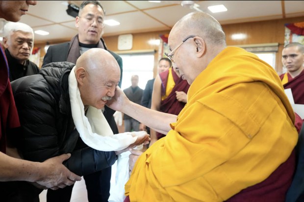 ༧གོང་ས་༧སྐྱབས་མགོན་ཆེན་པོ་མཆོག་གིས་སོག་པོ་དང་། ལྦིཡེཏ་ནམ། ཀོ་རི་ཡ་སོཊ་ནས་དད་ལྡན་པ་ ༣༠༠ ཙམ་ལ་མཇལ་ཁ་སྩལ་གནང་པ།