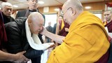 ༧གོང་ས་༧སྐྱབས་མགོན་ཆེན་པོ་མཆོག་གིས་སོག་པོ་དང་། ལྦིཡེཏ་ནམ། ཀོ་རི་ཡ་སོཊ་ནས་དད་ལྡན་པ་ ༣༠༠ ཙམ་ལ་མཇལ་ཁ་སྩལ་གནང་པ།