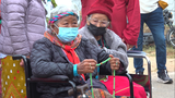 ༸གོང་ས་༸སྐྱབས་མགོན་པོ་མཆོག་གིས་རྒྱ་གར་ལྷོ་ཕྱོགས་སུ་རྒྱ་གར་གནད་ཡོད་མི་སྣ་ཁག་ཅིག་དང་བོད་མི་བགྲེས་སོང་ཁྱོན་༣༠༠ཙམ་ཞིག་ལ་མཇལ་ཁ་སྩལ་བ།