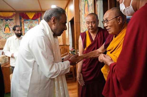 ༸གོང་ས་མཆོག་གིས་རྒྱ་གར་གྱི་ཚོང་དོན་དང་བཟོ་ལས་བློན་ཆེན་ཟུར་པ་ (Anand Sharma)ཨཱ་ནནྟ་ཤཱར་མ་ལགས་ལ་མཇལ་ཁ་སྩལ་བ།