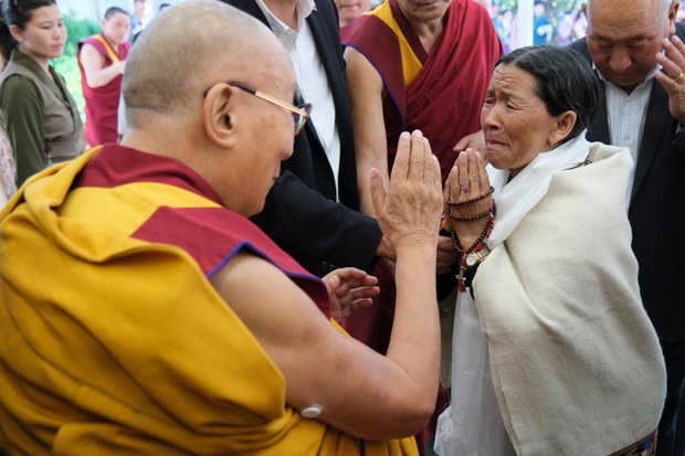 ༸གོང་ས་༸སྐྱབས་མགོན་ཆེན་པོ་མཆོག་གིས་མགོན་པོ་གང་ཉིད་ཀྱི་མཚན་ལམ་དུ་དགུང་ལོ་བརྒྱ་དང་ཉི་ཤུར་སྐུ་འཚོ་བཞུགས་མཛད་རྒྱུའི་ལུང་བསྟན་ཡོད་ཅེས། ཝིཡེཏ་ནམ་གྱི་དད་ལྡན་པ་ཁག་ཅིག་ལ་བཀའ་སྩལ་མཛད་འདུག