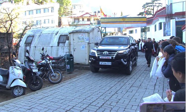 བོད་མི་ཙམ་མ་ཚད་རྒྱ་གར་དང་ཕྱི་རྒྱལ་བ་ཚོས་ཕེབས་བསུ་ཞུས་འདུག