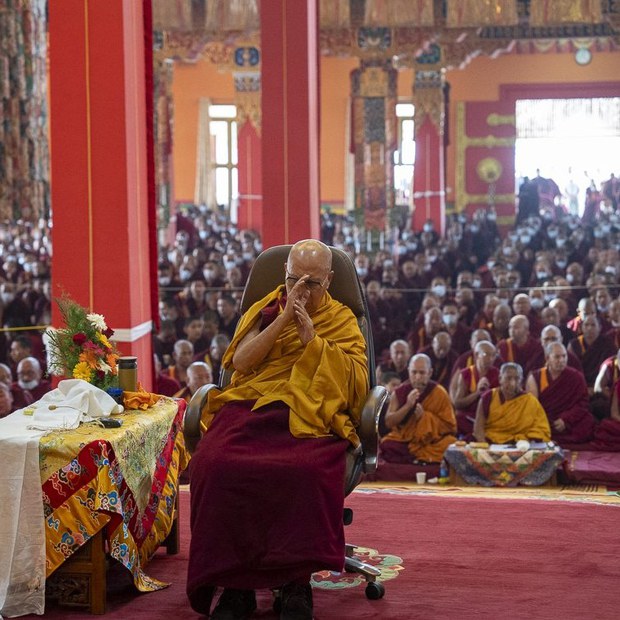 ཆོ་འཕྲུལ་དུས་ཆེན་ཉིན་༸གོང་ས་༸སྐྱབས་མགོན་ཆེན་པོ་མཆོག་གིས་འཛམ་གླིང་ཞི་བདེ་དང་སྙིང་རྗེ་ལྡན་པ་ཞིག་ཏུ་སྒྱུར་ཐབས་ལ་འབད་དགོས་པ་བཀའ་སྩལ་མཛད་འདུག