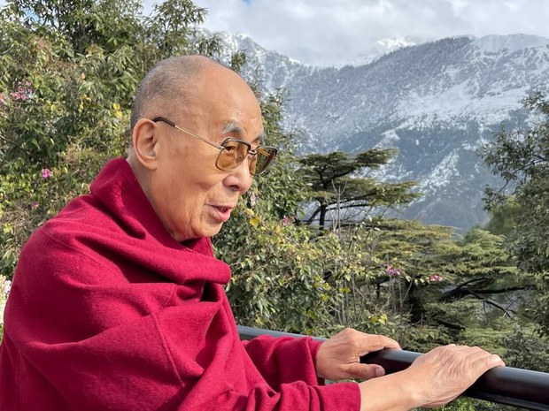 སྤྱི་ནོར་༧གོང་ས་༧སྐྱབས་མགོན་ཆེན་པོ་མཆོག་གིས་ཕོ་བྲང་ཡངས་སྟེང་དུ་བཞུགས་སྒར་རྡ་སའི་རི་རྩེར་གཟིགས་ཞིབ་མཛད་བཞིན་པ། སྤྱི་ནོར་༧གོང་ས་༧སྐྱབས་མགོན་ཆེན་པོ་མཆོག་གིས་ཕོ་བྲང་ཡངས་སྟེང་དུ་བཞུགས་སྒར་རྡ་སའི་རི་རྩེར་གཟིགས་ཞིབ་མཛད་བཞིན་པ།