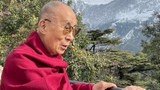 སྤྱི་ནོར་༧གོང་ས་༧སྐྱབས་མགོན་ཆེན་པོ་མཆོག་གིས་ཕོ་བྲང་ཡངས་སྟེང་དུ་བཞུགས་སྒར་རྡ་སའི་རི་རྩེར་གཟིགས་ཞིབ་མཛད་བཞིན་པ།