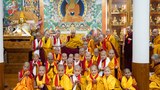 ༸གོང་ས་༸སྐྱབས་མགོན་ཆེན་པོ་མཆོག་གིས་གྲྭ་བཙུན་ ༧༥ ལ་དགེ་ཚུལ་གྱི་སྡོམ་པ་སྩལ་ཏེ་བསླབ་སྡོམ་རྣམ་དག་སྲུང་རྒྱུ་ནི་ཧ་ཅང་གལ་ཆེན་ཡིན་པའི་ལམ་སྟོན་མཛད་འདུག