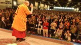 ༧གོང་ས་མཆོག་གིས་ཇར་མེ་ནིའི་གྲོང་ཁྱེར་ཧམ་སྦུག་ནང་དད་ལྡན་མང་ཚོགས་ལ་སྤྱོད་འཇུག་གི་བཀའ་ཆོས་གནང་བཞིན་པ། ༢༠༡༤།༨།༢༥