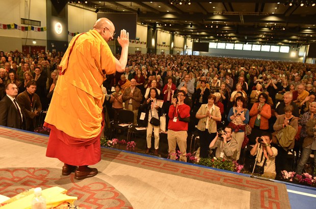 ༧གོང་ས་མཆོག་གིས་ཇར་མེ་ནིའི་གྲོང་ཁྱེར་ཧམ་སྦུག་ནང་དད་ལྡན་མང་ཚོགས་ལ་སྤྱོད་འཇུག་གི་བཀའ་ཆོས་གནང་བཞིན་པ། ༢༠༡༤།༨།༢༥ ༧གོང་ས་མཆོག་གིས་ཇར་མེ་ནིའི་གྲོང་ཁྱེར་ཧམ་སྦུག་ནང་དད་ལྡན་མང་ཚོགས་ལ་སྤྱོད་འཇུག་གི་བཀའ་ཆོས་གནང་བཞིན་པ། ༢༠༡༤།༨།༢༥
