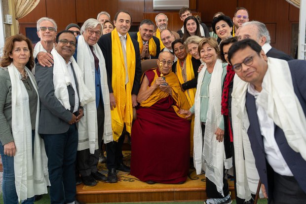 ༸གོང་ས་༸སྐྱབས་མགོན་ཆེན་པོ་མཆོག་ལ་ཕྱི་ལོ་༢༠༢༥ལོའི་མར་ཁུ་རི་གསེར་གྱི་གཟེངས་རྟགས་འབུལ་བཞེས་མཛད་འདུག