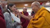 སྤྱི་ནོར་༧གོང་ས་༧སྐྱབས་མགོན་ཆེན་པོ་མཆོག་གི་ཕྱི་ལོ་གསར་ཚེས་ཉིན་སྐུ་ཁམས་གསལ་ཐང་ངང་ཕྱི་ནང་གི་མང་ཚོགས་ ༢༥༠ ཙམ་ལ་མཇལ་ཁ་རྩལ་གནང་མཛད་པ།