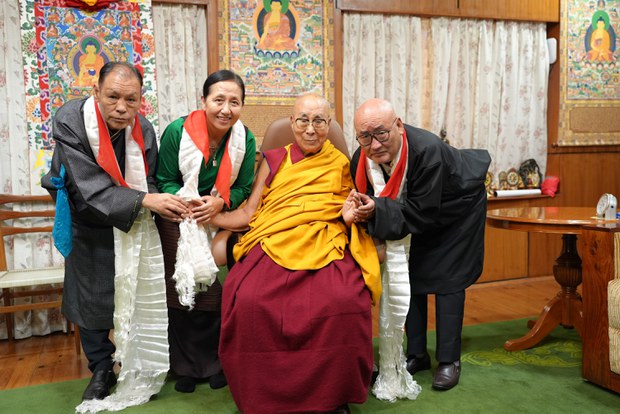 ཆེས་མཐོའི་ཁྲིམས་ཞིབ་ཁང་གི་ཁྲིམས་ཞིབ་པ་ཆེ་བ་དང་ཁྲིམས་ཞིབ་པ་གཞན་གཉིས་ནས་༸གོང་ས་༸སྐྱབས་མགོན་ཆེན་པོ་མཆོག་ལ་གསར་མཇལ་ཞུས་འདུག