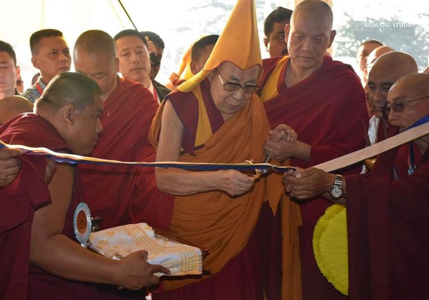 ༸གོང་ས་༸སྐྱབས་མགོན་ཆེན་པོ་མཆོག་གིས་འབྲས་སྤུངས་སྒོ་མང་གྲྭ་ཚང་གི་ཆོས་ར་གསར་པ་དབུ་འབྱེད་མཛད་པ། ༸གོང་ས་༸སྐྱབས་མགོན་ཆེན་པོ་མཆོག་གིས་འབྲས་སྤུངས་སྒོ་མང་གྲྭ་ཚང་གི་ཆོས་ར་གསར་པ་དབུ་འབྱེད་མཛད་པ།