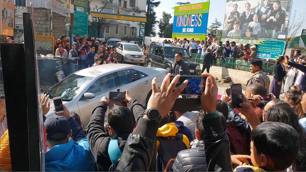 ༸གོང་ས་མཆོག་ལྡི་ལི་དང་ཉི་ཧོང་གི་མཛད་འཆར་སླད་བཞུགས་སྒར་ནས་ཆིབས་བསྒྱུར། ༸གོང་ས་མཆོག་ལྡི་ལི་དང་ཉི་ཧོང་གི་མཛད་འཆར་སླད་བཞུགས་སྒར་ནས་ཆིབས་བསྒྱུར།