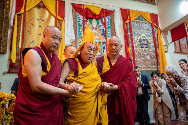 དཔལ་ལྡན་རྒྱུད་སྨད་གྲྭ་ཚང་ནས༸གོང་ས་༸སྐྱབས་མགོན་ཆེན་པོ་མཆོག་ལ་བརྟན་བཞུགས་བསྟར་འབུལ་དང་བཤད་སྒྲུབ་བསྟན་པའི་བདག་པོར་མངའ་གསོལ་གྱི་གཟེངས་རྟགས་ཕུལ་བ། དཔལ་ལྡན་རྒྱུད་སྨད་གྲྭ་ཚང་ནས༸གོང་ས་༸སྐྱབས་མགོན་ཆེན་པོ་མཆོག་ལ་བརྟན་བཞུགས་བསྟར་འབུལ་དང་བཤད་སྒྲུབ་བསྟན་པའི་བདག་པོར་མངའ་གསོལ་གྱི་གཟེངས་རྟགས་ཕུལ་བ།