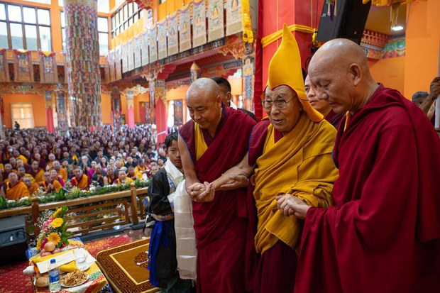 ཆོས་སྡེ་ཆེན་པོ་བཀྲ་ཤིས་ལྷུན་པོ་ནས་༸གོང་ས་༸སྐྱབས་མགོན་ཆེན་པོ་མཆོག་ལ་བརྟན་བཞུགས་བསྟར་འབུལ་ཞུས་པ།