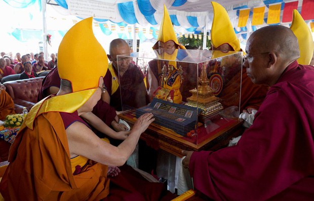 ༧གོང་ས་མཆོག་ལ་རྗེ་ཙོང་ཁ་པ་ཆེན་པོའི་གཟེངས་རྟགས་འབུལ་བཞེས་མཛད་པ། ༧གོང་ས་མཆོག་ལ་རྗེ་ཙོང་ཁ་པ་ཆེན་པོའི་གཟེངས་རྟགས་འབུལ་བཞེས་མཛད་པ།