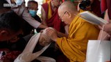 སྤྱི་ནོར་༸གོང་ས་༸སྐྱབས་མགོན་ཆེན་པོ་མཆོག་གིས་དགུང་ལོ་ ༨༠ ཡན་དང་དམིགས་བསལ་དགོས་མཁོ་ཅན་གྱི་བོད་མི་ཁྱོན་ ༣༠༠ ལྷག་ཙམ་ལ་མཇལ་ཁ་སྩལ་བ།