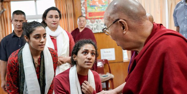 གཞན་ལ་གནོད་འཚེ་མེད་པའི་ཀུན་སློང་ཐོག་འགྲན་བསྡུར་བྱེད་ན་སྐྱོན་མེད། ༸གོང་ས་མཆོག་ནས། གཞན་ལ་གནོད་འཚེ་མེད་པའི་ཀུན་སློང་ཐོག་འགྲན་བསྡུར་བྱེད་ན་སྐྱོན་མེད། ༸གོང་ས་མཆོག་ནས།