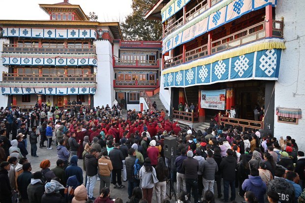 བོད་དིང་རི་ས་ཁུལ་དུ་ས་ཡོམ་གོད་ཆག་བྱུང་བར་ཧི་མ་ལ་ཡའི་མི་མང་ནས་གདུང་སེམས་མཉམ་སྐྱེད།