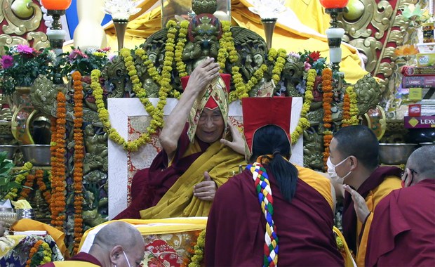 ༸གོང་ས་མཆོག་གིས་བོད་རྒྱ་ཆེའི་མི་མང་གི་རེ་འདོད་ལྟར་ངོས་རང་ཚེ་རིང་པོ་བསྡད་རྒྱུར་སེམས་ཤུགས་བསྐྱེད་ནས་སྡོད་ཡོད་ཅེས་ས་སྐྱའི་ཆོད་བརྒྱུད་འཛིན་པ་ཡོངས་ནས་བརྟན་བཞུགས་བསྟར་འབུལ་སྐབས་བཀའ་གནང་སོང་།