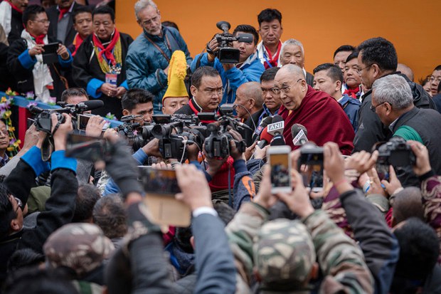 ༸གོང་ས་མཆོག་དི་རཱངྒ་ས་གནས་སུ་ཞབས་སོར་འཁོད་འདུག ༸གོང་ས་མཆོག་དི་རཱངྒ་ས་གནས་སུ་ཞབས་སོར་འཁོད་འདུག