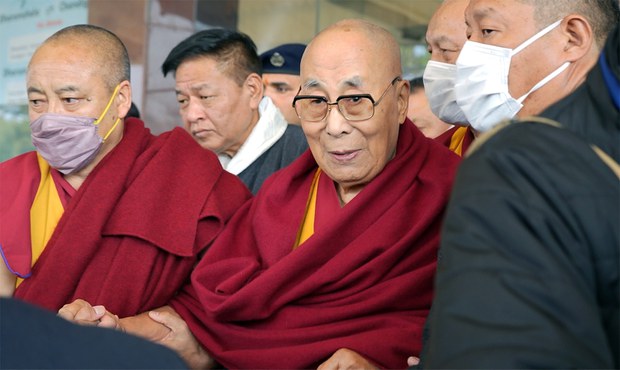 ༸གོང་ས་མཆོག་བཞུགས་སྒར་དུ་ཞབས་སོར་བདེ་བར་འཁོད་པ།