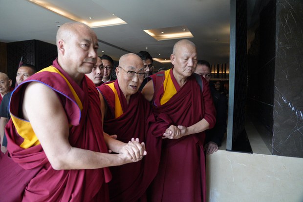 རྒྱ་གར་གྱི་གནད་ཡོད་མི་སྣ་དང་བོད་མི་བརྒྱ་ཕྲག་གིས་ཕེབས་བསུ་ཞུས་ཐོག་༧གོང་ས་༧སྐྱབས་མགོན་ཆེན་པོ་མཆོག་རྒྱ་གར་ལྷོ་ཕྱོགས་སྦེང་ལོར་གྲོང་ཁྱེར་དུ་༧ཞབས་སོར་བདེ་བར་འཁོད་འདུག རྒྱ་གར་གྱི་གནད་ཡོད་མི་སྣ་དང་བོད་མི་བརྒྱ་ཕྲག་གིས་ཕེབས་བསུ་ཞུས་ཐོག་༧གོང་ས་༧སྐྱབས་མགོན་ཆེན་པོ་མཆོག་རྒྱ་གར་ལྷོ་ཕྱོགས་སྦེང་ལོར་གྲོང་ཁྱེར་དུ་༧ཞབས་སོར་བདེ་བར་འཁོད་འདུག