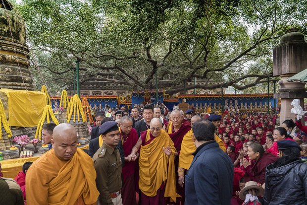 ༸གོང་ས་མཆོག་ནས་མཆོད་རྟེན་རིན་པོ་ཆེར་གནས་གཟིགས།
