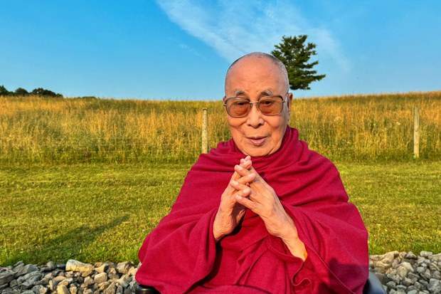 སྤྱི་ནོར་༸གོང་ས་༸སྐྱབས་མགོན་ཆེན་པོ་མཆོག་གི་ཞབས་པུས་དྭངས་སྐྱེད་མྱུར་པོ་དང་བློ་ཁ་ཚིམ་པོ་ཡོད་སྐོར་དགའ་ལྡན་ཕོ་བྲང་ཡིག་ཚང་གི་གསལ་བསྒྲགས།