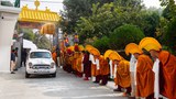 ༧གོང་ས་མཆོག་གནས་མཆོག་རྡོ་རྗེ་གདན་དུ་ཞབས་སོར་བདེ་བར་འཁོད་གནང་ཡོད་པ།