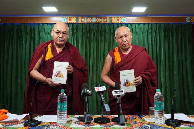 ༸གོང་ས་མཆོག་གི་ཐུགས་བསྐྱེད་དམ་བཅའ་བཞི་དང་འབྲེལ་བའི་དེབ་ཕྲེང་བཞི་ཕྱོགས་བསྒྲིགས་ཀྱིས་དབུ་འབྱེད་གནང་ཡོད་པ། ༸གོང་ས་མཆོག་གི་ཐུགས་བསྐྱེད་དམ་བཅའ་བཞི་དང་འབྲེལ་བའི་དེབ་ཕྲེང་བཞི་ཕྱོགས་བསྒྲིགས་ཀྱིས་དབུ་འབྱེད་གནང་ཡོད་པ།