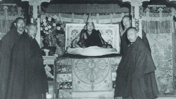 ༸གོང་ས་མཆོག་གིས་བོད་ཀྱི་ཆོས་སྲིད་ལུགས་གཉིས་ཀྱི་ཐུགས་འགན་བཞེས་ཐུབ་པ་དེས་བོད་མིའི་སྒྲིག་འཛུགས་དེ་བཞིན་ཁྲིམས་མཐུན་གྱི་གཞུང་ཞིག་ཏུ་གྱུར་བར་གལ་གནད་ཆེན་པོ་ཆགས་ཡོད་པ། ༸གོང་ས་མཆོག་གིས་བོད་ཀྱི་ཆོས་སྲིད་ལུགས་གཉིས་ཀྱི་ཐུགས་འགན་བཞེས་ཐུབ་པ་དེས་བོད་མིའི་སྒྲིག་འཛུགས་དེ་བཞིན་ཁྲིམས་མཐུན་གྱི་གཞུང་ཞིག་ཏུ་གྱུར་བར་གལ་གནད་ཆེན་པོ་ཆགས་ཡོད་པ།