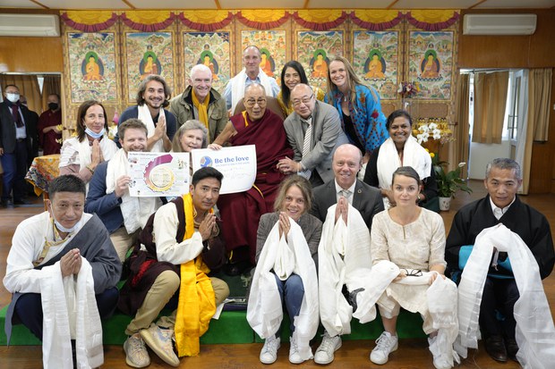 ༸གོང་ས་མཆོག་གིས། གོ་མཚོན་མེད་པའི་ཞི་བདེའི་སྤྱི་ཚོགས་ཤིག་བསྐྲུན་དགོས་པའི་སྐོར་བཀའ་སློབ་སྩལ་འདུག