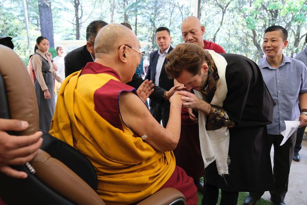༸གོང་ས་༸སྐྱབས་མགོན་ཆེན་པོ་མཆོག་གིས་བོད་མི་དང་ཧི་མ་ལ་ཡ། ཕྱི་རྒྱལ་གྱི་དད་ལྡན་པ་ ༣༦༠ ལྷག་ལ་མཇལ་ཁ་སྩལ་འདུག