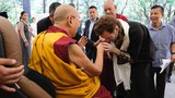 ༸གོང་ས་༸སྐྱབས་མགོན་ཆེན་པོ་མཆོག་གིས་བོད་མི་དང་ཧི་མ་ལ་ཡ། ཕྱི་རྒྱལ་གྱི་དད་ལྡན་པ་ ༣༦༠ ལྷག་ལ་མཇལ་ཁ་སྩལ་འདུག