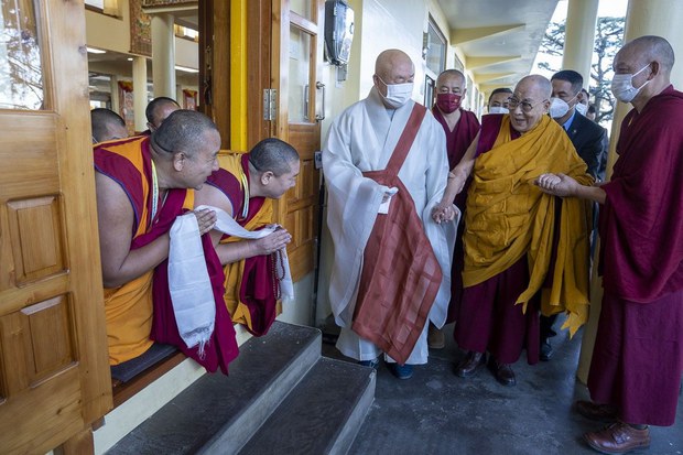 ཆོས་དད་ཡོད་མེད་ལ་མ་ལྟོས་པར་ཚང་མས་སེམས་པ་བཟང་པོ་བྱ་གལ་ཆེ་ཞེས་༧གོང་ས་༧སྐྱབས་མགོན་ཆེན་པོ་མཆོག་གིས་བཀའ་གནང་བ། ཆོས་དད་ཡོད་མེད་ལ་མ་ལྟོས་པར་ཚང་མས་སེམས་པ་བཟང་པོ་བྱ་གལ་ཆེ་ཞེས་༧གོང་ས་༧སྐྱབས་མགོན་ཆེན་པོ་མཆོག་གིས་བཀའ་གནང་བ།