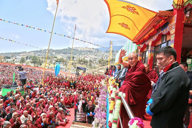 ༧གོང་ས་༧སྐྱབས་མགོན་ཆེན་པོ་མཆོག་གིས་མོན་རྟ་དབང་ནང་མང་ཚོགས་ཁྲི་ཚོ་འགའ་ཤས་ལ་སྒོམ་རིམ་བར་པའི་སྒོ་ནས་ཆོས་འབྲེལ་གསུང་ཆོས་གནང་བ།