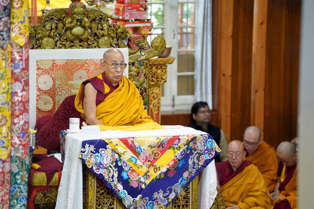 ད་ལྟའི་འཛམ་གླིང་འདིར་དམག་འཁྲུག་དང་གོ་མཚོན་ལ་དང་དོད་ཤུགས་ཆེ་བྱེད་བཞིན་པའི་སྐབས་འདིར། ང་ཚོས་འཛམ་གླིང་འདི་བྱམས་བརྩེས་འཚོ་ཐུབ་པ་ཞིག་ཡོང་ཐབས་གནང་དགོས་ཞེས། ༧གོང་ས་མཆོག་གིས་ཐེ་ཝན་གྱི་ཆོས་ཞུ་བ་ཚོར་བཀའ་སྩལ་ཡོད་པ།