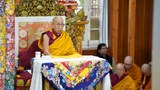 ད་ལྟའི་འཛམ་གླིང་འདིར་དམག་འཁྲུག་དང་གོ་མཚོན་ལ་དང་དོད་ཤུགས་ཆེ་བྱེད་བཞིན་པའི་སྐབས་འདིར། ང་ཚོས་འཛམ་གླིང་འདི་བྱམས་བརྩེས་འཚོ་ཐུབ་པ་ཞིག་ཡོང་ཐབས་གནང་དགོས་ཞེས། ༧གོང་ས་མཆོག་གིས་ཐེ་ཝན་གྱི་ཆོས་ཞུ་བ་ཚོར་བཀའ་སྩལ་ཡོད་པ།