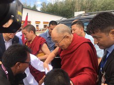 ༧གོང་ས་མཆོག་ལ་དྭགས་མི་དམངས་སློབ་གྲྭ་ལ་ཆིབས་བསྒྱུར་བསྐྱངས་བ།