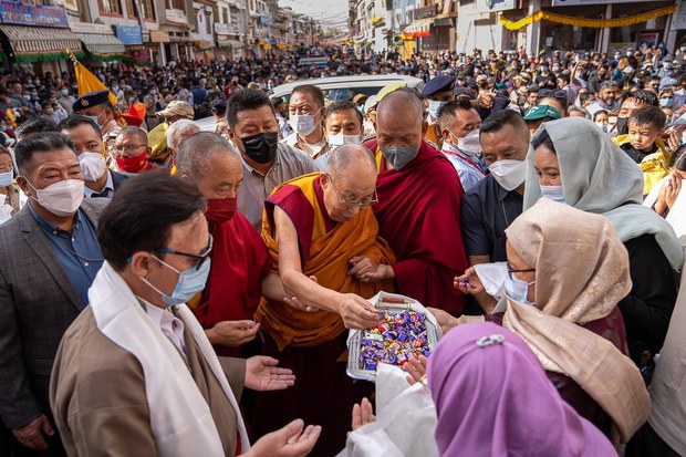 སྤྱི་ནོར་༧གོང་ས་༧སྐྱབས་མགོན་ཆེན་པོ་མཆོག་ལ་དྭགས་གླེ་རུ་ཡོད་པའི་ཇོ་ཁང་དང་ཡེ་ཤུའི་ལྷ་ཁང་། ཁ་ཆེའི་ཕྱག་ཁང་བཅས་ལ་ཆིབས་བསྒྱུར་གནང་ཡོད་པ། སྤྱི་ནོར་༧གོང་ས་༧སྐྱབས་མགོན་ཆེན་པོ་མཆོག་ལ་དྭགས་གླེ་རུ་ཡོད་པའི་ཇོ་ཁང་དང་ཡེ་ཤུའི་ལྷ་ཁང་། ཁ་ཆེའི་ཕྱག་ཁང་བཅས་ལ་ཆིབས་བསྒྱུར་གནང་ཡོད་པ།